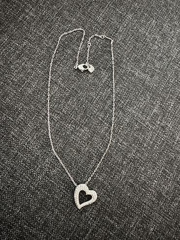Boyunbağılar: Gümüş rəngli zəncir üzərində ürək formasında kulonlu boyunbağı. - — 1