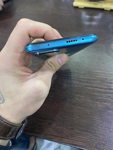 nokia telefon 6300: Smartfon – mavi gövdə, ön hissədə mərkəzdə punktual ön kamera dəliyi — 3