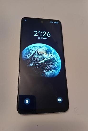 Smartfon – gümüşü rəng korpus, ön paneldə mərkəzdə kamera üçün deşikli