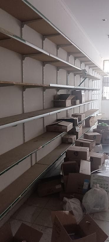 Полочные витрины: Mağaza bağlandığı üçün vitrin, polka, rəf bir yerdən satilir. Qiymət — 2