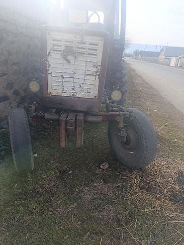 traktor foton: Kənd təsərrüfatı işləri üçün təkərli traktor. - Ön təkərli idarəetmə — 1