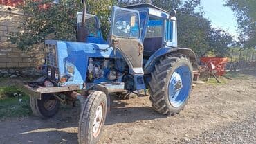 ceşqa fara: Mavi rəngli Belarus MTZ traktoru - Kabinli, geniş görünüşlü ön şüşə — 2