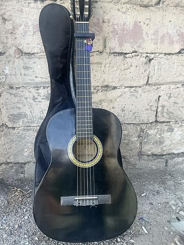 sintezator va 7: Klassik akustik gitara – qara rəng • Aksesuarlar: - Kapodastr — 1