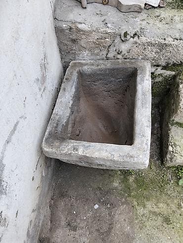 Qara Yeravan su süzən daş