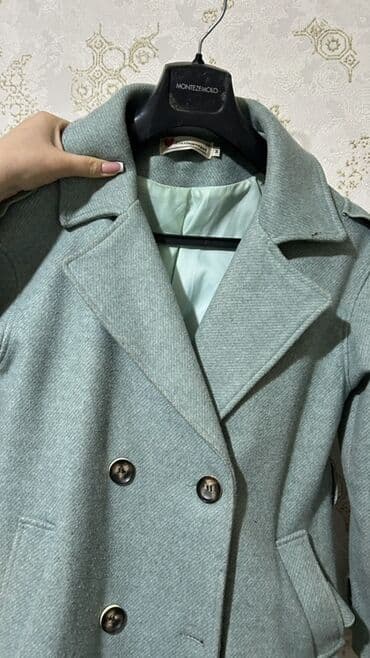 Cinslər: Qadın palto ( 2-ci əl, çox az geyinilib.) - Rəng: açıq boz-yaşıl — 2