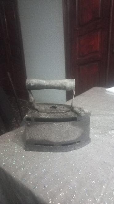 pul kolleksiyası: Antik kömürlə işləyən ütü - Material: tökmə dəmir gövdə, üst hissədə — 1