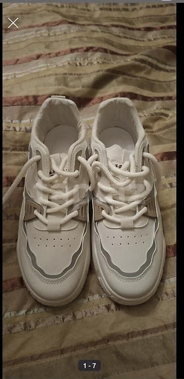 modern: Ağ/krem rəng palitrasında uniseks idman ayaqqabısı. 46azn alınıb. - — 1