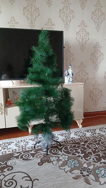 Süni şam ağacı - Təxminən 120–130 sm hündürlükdə, klassik konus