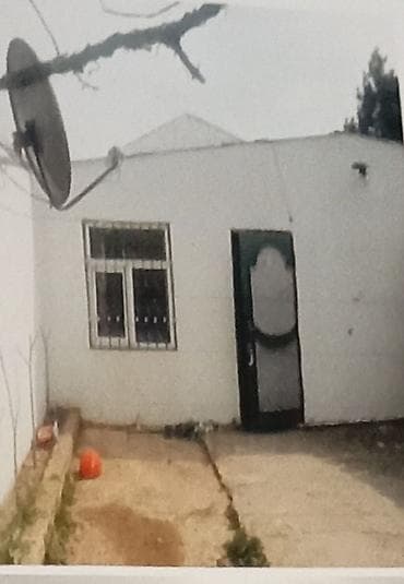 Ağ rəngli kiçik bir ev təklif olunur. Evdə bir pəncərə və bir qara