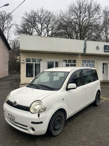 Aksesuarlar və tüninq: Toyota Sienta, ağ rəng, 5 qapı, miniven kuzov. Kompakt ölçü və geniş — 2
