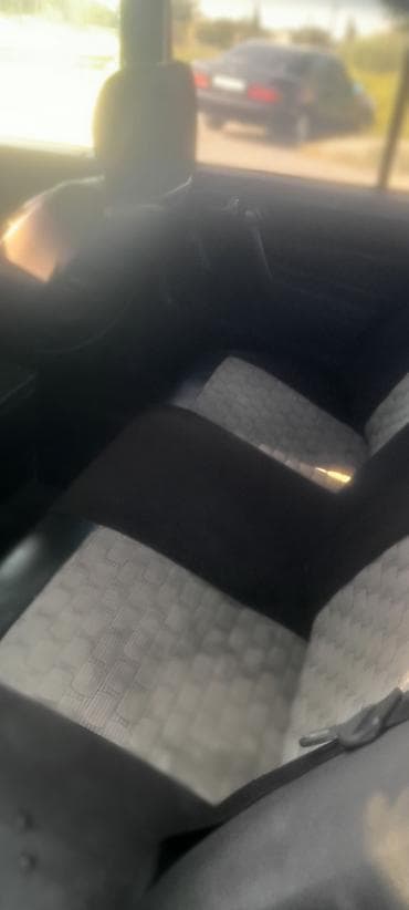 Mercedes-Benz sedan, W201 “190” seriyası. Qara rəng, 4 qapı, arxa — 5