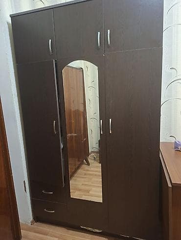 Ev üçün mebel: Ideal vezıyyetdedıGeniş həcmli, tünd ağac rəngində paltar dolabı şkaf — 1