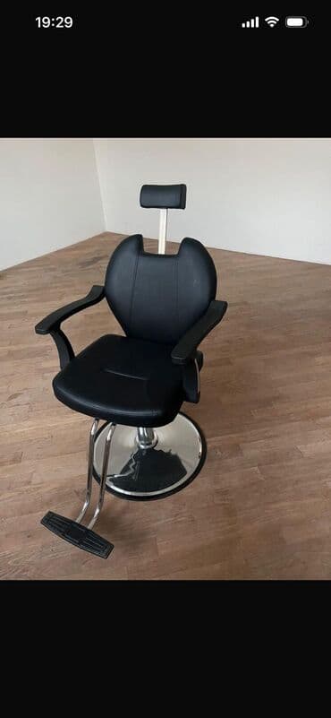 Bərbər/salondakı iş üçün dəst: peşəkar kreslo və güzgülü masa -