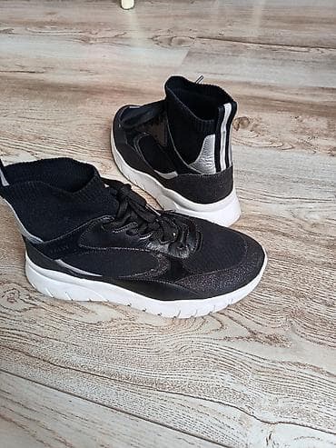 Qara idman ayaqqabısı – ağır altlıqlı, ayağa geyilən corab tipli