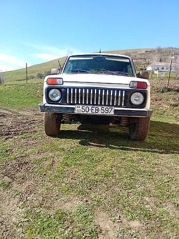 Avtomobil satışı: VAZ Lada Niva 4x4, ağ rəng, 3 qapılı kuzov. Əsas xüsusiyyətlər: - Tam — 2