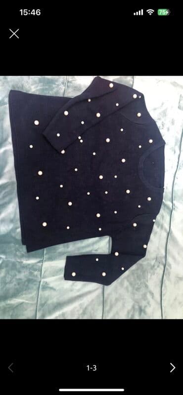 Mirvari bəzəkli, uzunqol, tünd göy rəngli qadın sviteri. Yumşaq lalafo.az -da Mirvari bəzəkli, uzunqol, tünd göy rəngli qadın sviteri. Yumşaq