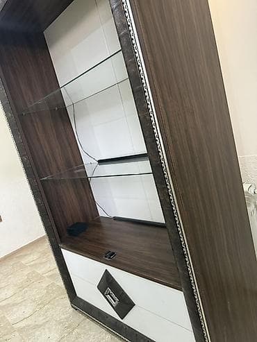 hamam ucun asma tavan: Düz TV altlığı, Polkalı, Şüşəli — 2