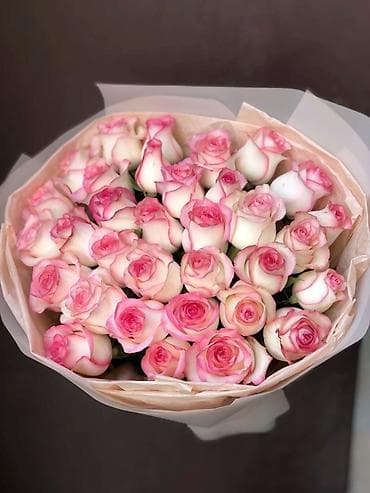 Güllər buketi – iki rəngli (ağ-çəhrayı) qızılgüllər - Təzə kəsilmiş