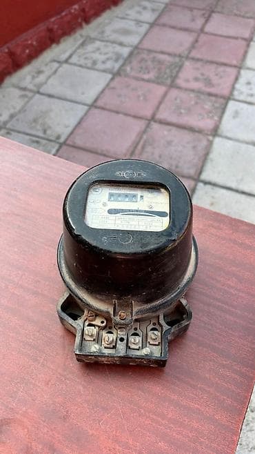 Ədəd 2 Sovet istehsalı mexaniki elektrik sayğacı - Model: RƏ- — 1