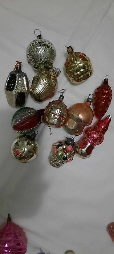 yeni il oyuncaqlari satisi: ГДР в коробке 100ман.снежинки стеклярус по 5 ман за одну.Верхушка — 9