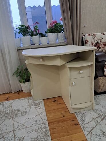 Kompüter masası, İşlənmiş, Künc masa