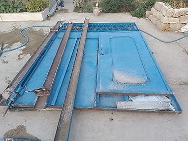 qapi ucun vinil: Mavi rəngli metal darvaza və qapı komplekti. Dəmir konstruksiyadan — 2