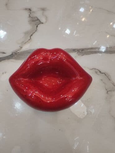 qab alan: Qədimi nadir bir əşya külqabı dodaq formasında əl işi İngiltərə 1947 — 2