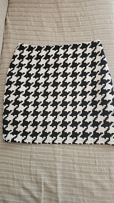 Qadın ətəyi – qara-ağ houndstooth (pied-de-poule) naxışlı mini model