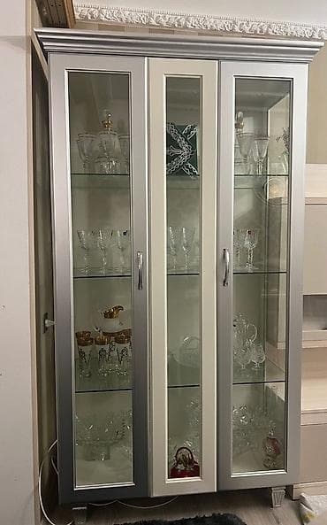 Şüşəli dolab vitrini