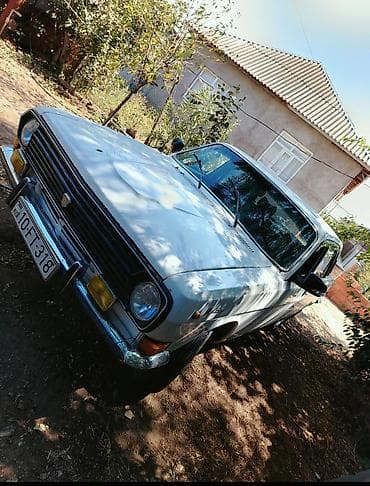 ремонт сидений авто: Model: QAZ Volqa (sedan, ağ rəng) Kuzov: 4 qapı, xrom bamperlər — 1