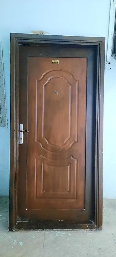 qapi boyasi: Dəmir giriş qapısı - Material: polad/dəmir konstruksiya, ağır və — 1