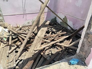 Daşınmaz əşya söküntüsündən çıxan taxta və şifer qırıntıları -