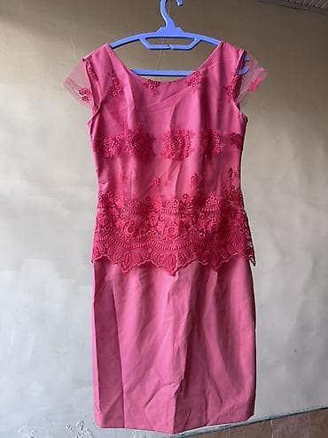 Qadın paltarı – qısa qol, dizə yaxın uzunluq, güllü aplikasiyalı -