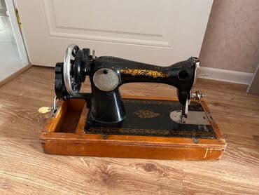 Taxta korpuslu və qara rəngli metal gövdəyə malik vintaj əl tikiş