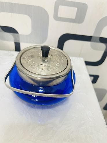 konfet qabi: Mavi şüşədən hazırlanmış dekorativ qab – metal qapaq və çərçivə ilə — 1