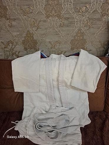 aşbaz geyim: Ağ rəngli döyüş geyimi (kimono/gi) dəsti: - Üst jaket, şalvar və uyğun — 1