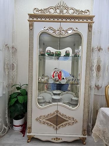 aksa generator: Klassik üslubda vitrina-bufet - Rəng: krem və qızılı dekor - — 2