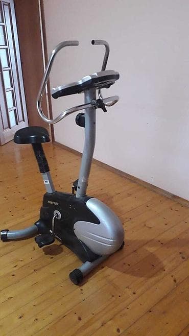 ProForm firmasının qara və gümüşü rəngli velotrenajoru. Evdə idman