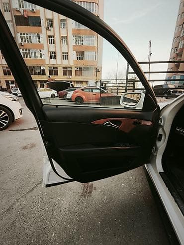 Aksesuarlar və tüninq: Ağ rəngdə Mercedes-Benz E-Class sedan avtomobili. Avtomobilin qabaq — 10