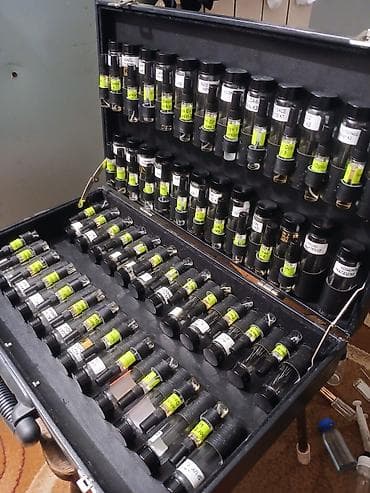 busi: Səyyar ətir satışı üçün xüsusu hazırlanmış çamadan. içərisində boş — 5