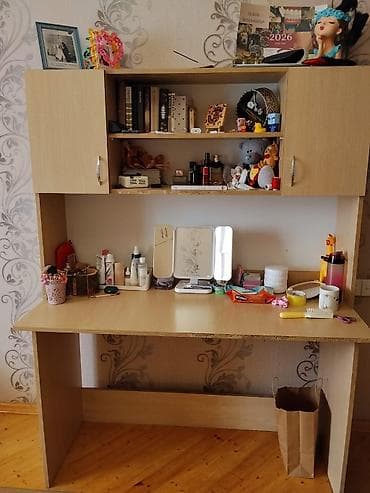 ofis desti: 2 yazı masası, bir servant. İşlənmişdir. 3u bir yerde satılır. Ayrı — 1