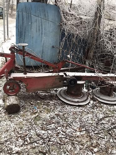 studiya avadanliqlari: Məhsul: Mavi rəngli təkərli traktor və kənd təsərrüfatı aqreqatları — 4