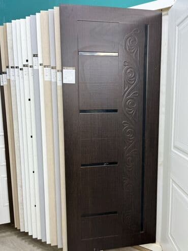 Qəhvəyi rəngdə olan, müasir dizaynlı qapı. Üzərində metal zolaqlar və lalafo.az -da Qəhvəyi rəngdə olan, müasir dizaynlı qapı. Üzərində metal zolaqlar və