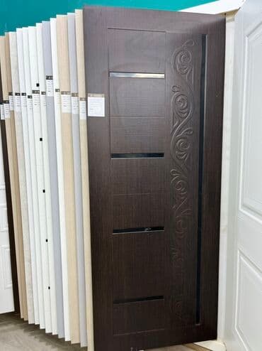 emdef: Qəhvəyi rəngdə olan, müasir dizaynlı qapı. Üzərində metal zolaqlar və — 1