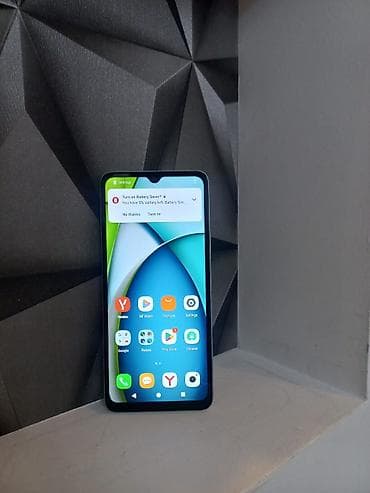 telefonlae: Redmi smartfon. Cihaz açıq mavi rəngdədir və arxa hissəsində böyük — 4