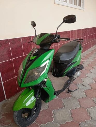 mercedes yan guzguler: Yaşıl-qara rəngli “efir” markalı skuter. Xüsusiyyətlər: - Şəhər içi — 7