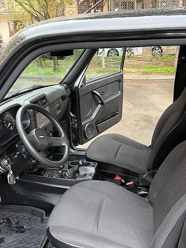 qara niva sekilleri: LADA Niva 3 qapılı SUV - Kuzov: 3 qapılı, qara rəng, arxa şüşə — 9
