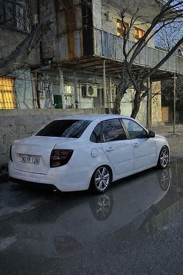 mersedes 204: Lada Granta sedan, ağ rəng. - Kuzov: 4 qapılı sedan, aerodinamik ön — 2