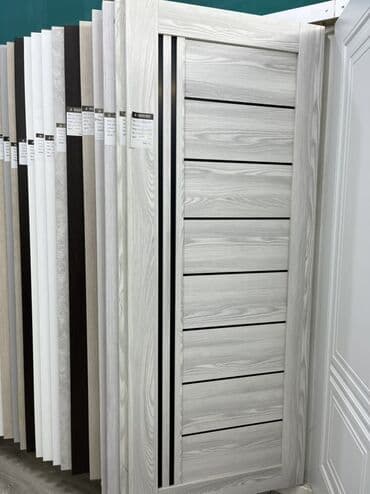 Ağac teksturasına sahib müasir dizaynlı qapı. Qapının üzərində üfüqi