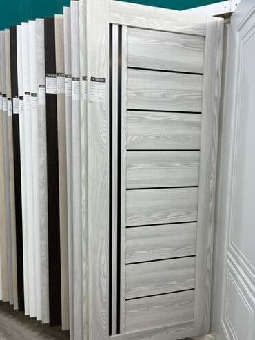 межкомнатные двери на заказ: Ağac teksturasına sahib müasir dizaynlı qapı. Qapının üzərində üfüqi — 1